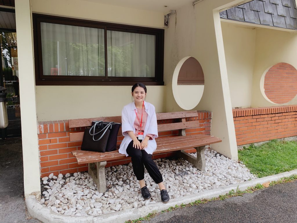 爱织毛衣的菇凉，Tracy is Xiaocui, 来自深圳，也是个80后的客家妹子哈哈，创二代。2015年毕业后回到父亲经营多年的企业工作。主营产品是: 智能窗帘。
那会80后毕业就回到制造业的不多，我算其中一个，并一头扎了进去。这些年经历了从0到1探索外贸之路，并建立了外贸团队，打开了全新的销售渠道，并从此不断在工作的纵向和横向维度探索（组织管理、市场营销、高效办公等）。